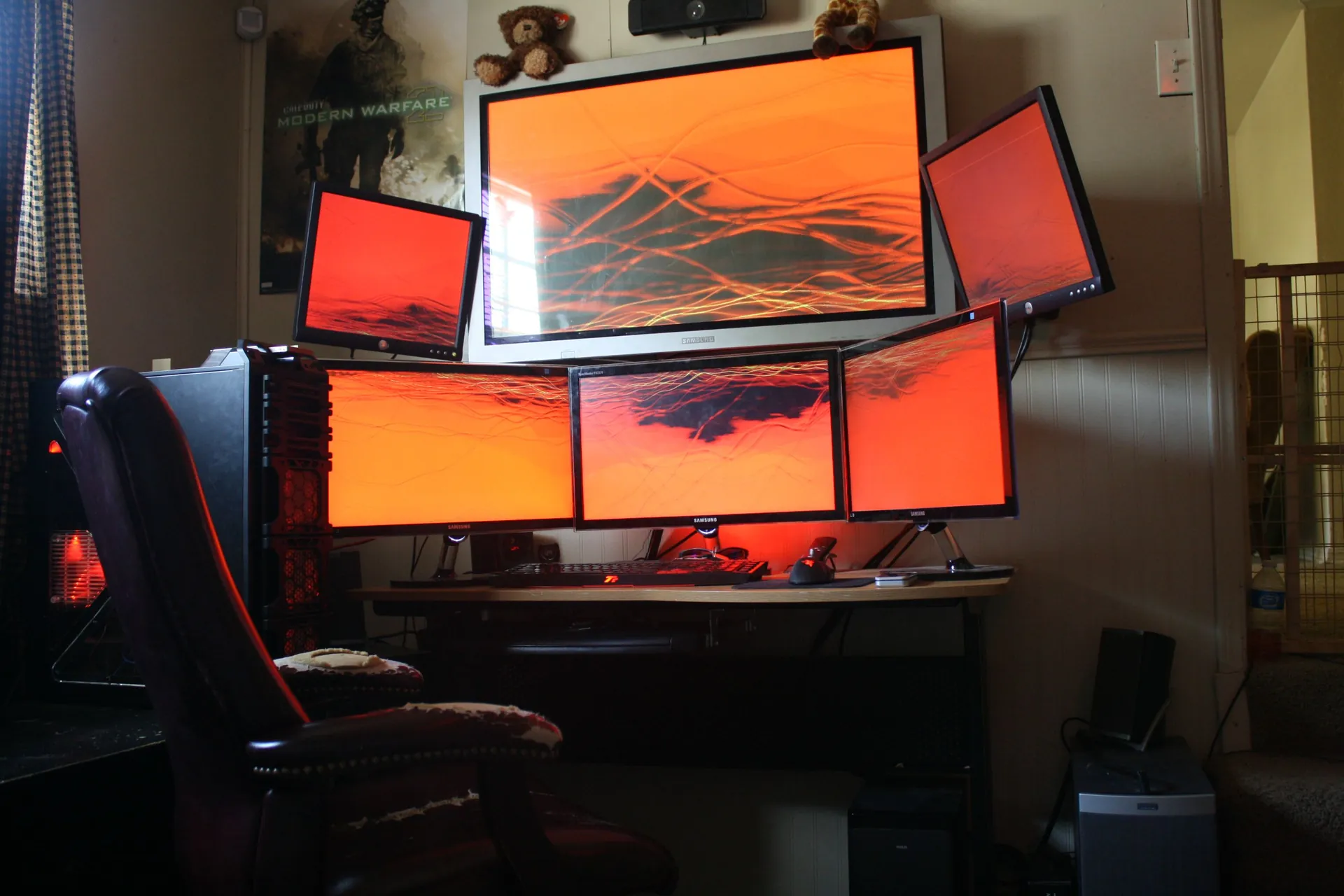La postazione di lavoro con tre monitor